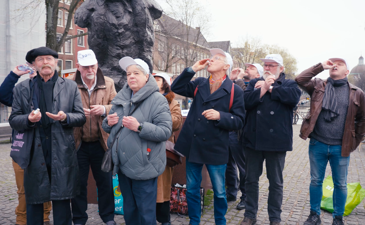 De homeopathische zelfmoordactie bij het standbeeld van Multatuli
